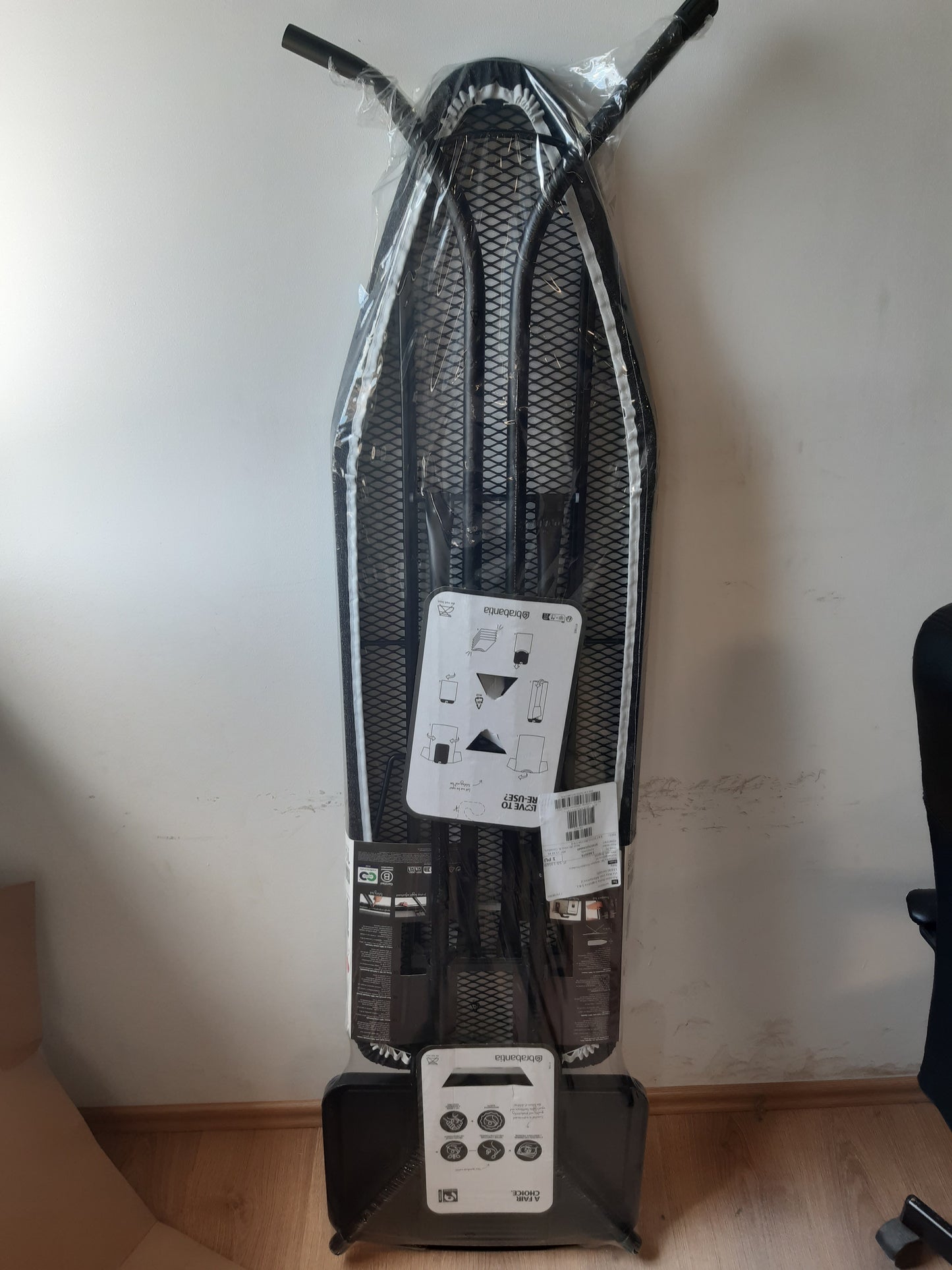 255058 - BRABANTIA Dërrasë hekurosjeje Madhësia B, për hekur me gjenerator avulli, kornizë metalike shumë e madhe, jo-rrëshqitëse, xhins e zezë, 124 x 38 cm
