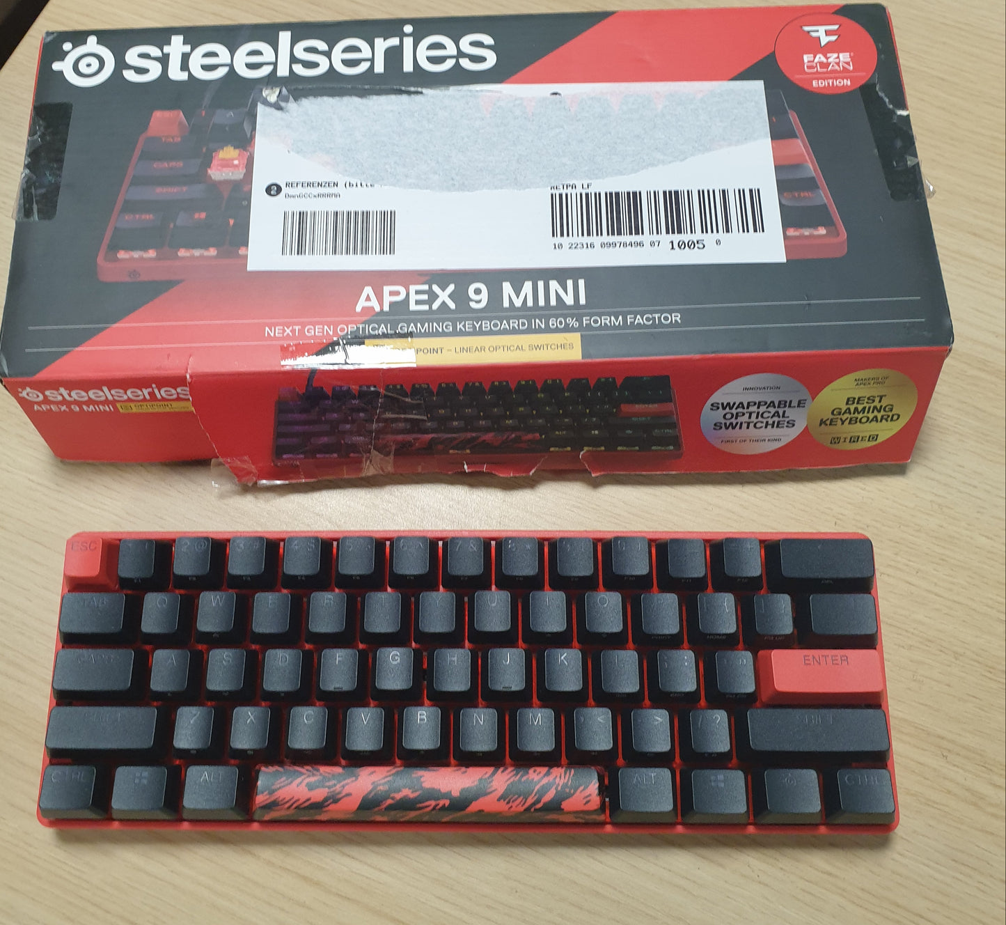 127365 - STEELSERIES Apex 9 Mini - Edicioni FaZe Clan - Tastierë Optike HotSwap 60% e Kompakt, me Çelësa Optikë dhe Përshtatje RGB, Tasteka Double-Shot PBT