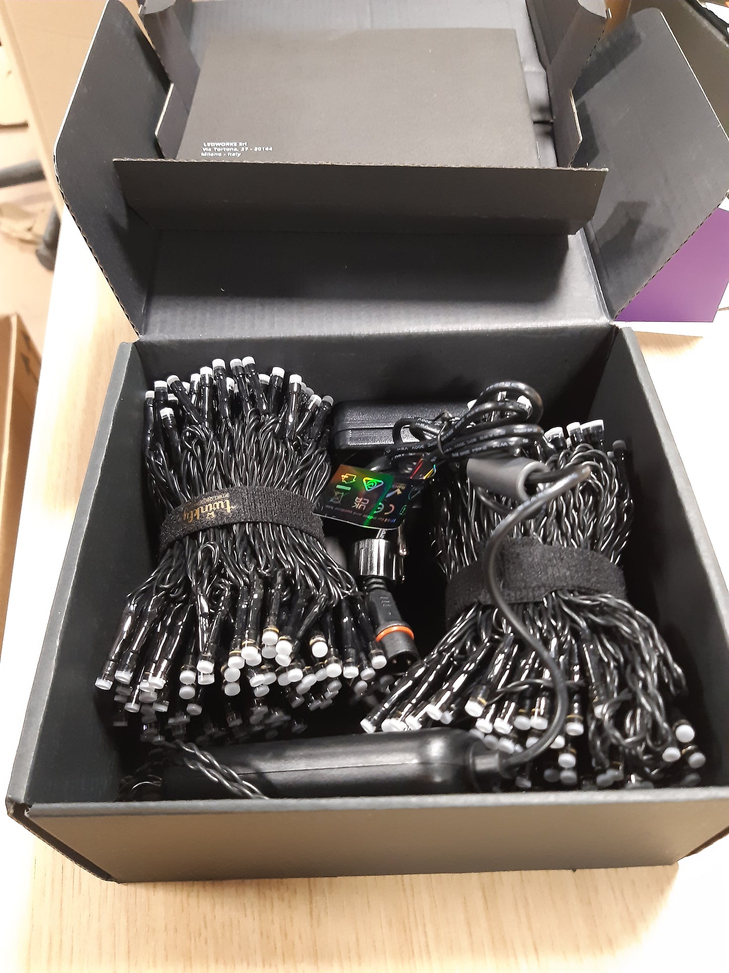 160561 - TWINKLY STRINGS Shirit Dritash LED 400 RGB+e Bardhë, për Ambient të Jashtëm dhe të Brendshëm, 32m, I Pajtueshëm me Alexa dhe Google Home, Drita të Hartëzueshme, Materiali: Tel i Zi, Standardi i Mbrojtjes së Hyrjes: IP44