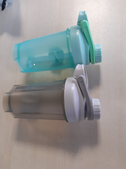238923 - ALAO Mbrojtëse Proteinash, 2 shishe Shaker Proteinash 500ml, Shaker Fitness me 2 Topa Përzierjeje, Plastik, Pa BPA, I papërshkueshëm nga rrjedhjet, me Shkallë Matëse për Pluhur Proteinash dhe Shake Proteinash (Gri+Jeshile)