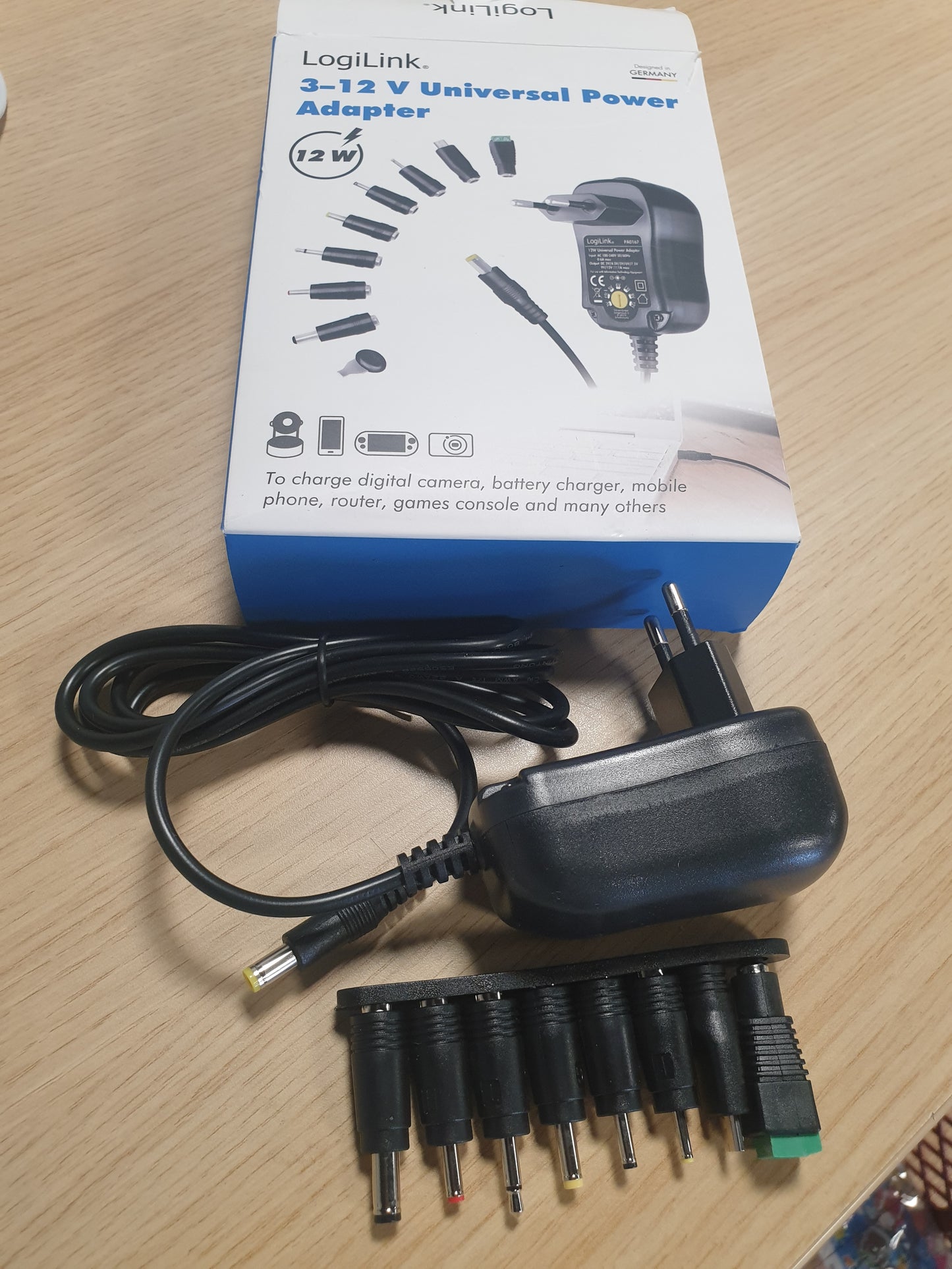 266915 - LogiLink Furnizim me energji universale PA0167, 12W i zi