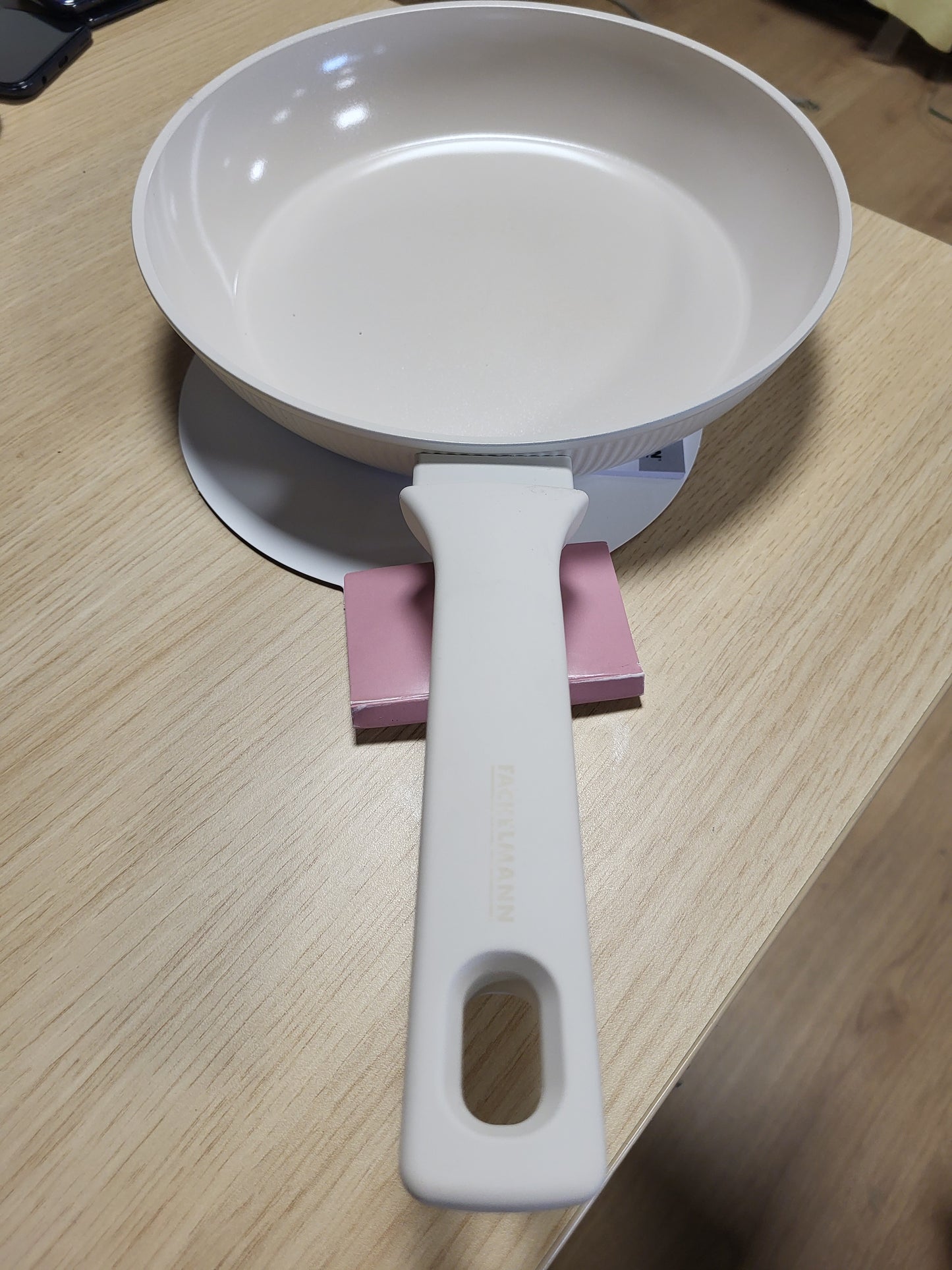 251043 - FACKELMANN Tigan x Pamela Reif – Ø 24 cm, alumini i farkëtuar, ricikluar, ngjyrë bezhë pastel, qeramikë, veshje pa PFAS, rezistent ndaj nxehtësisë deri në 150 gradë C, larje me dorë