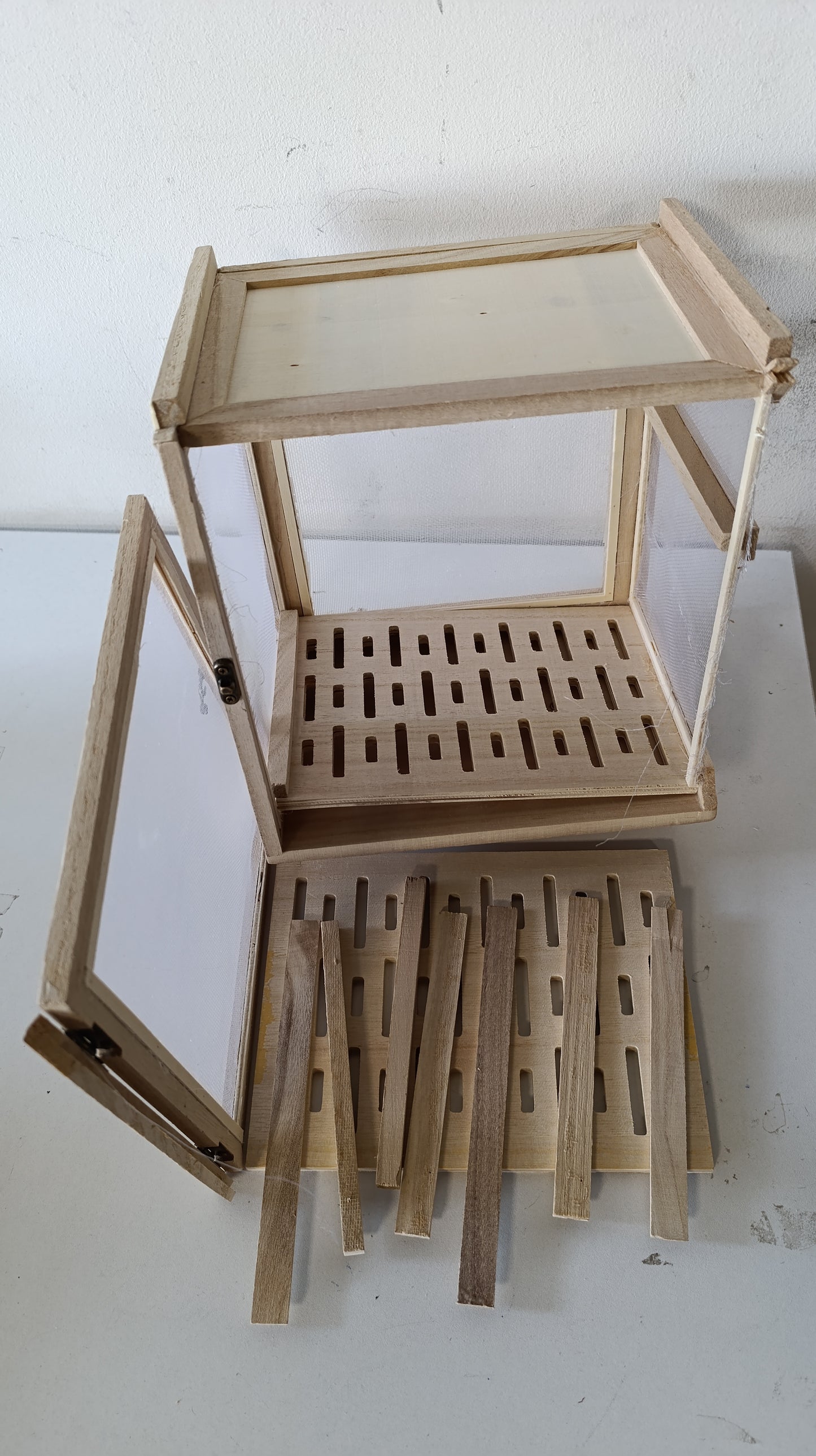 184621 - FAVECO Dollap i Vogël për Ruajtjen e Ushqimit, Madhësia 23cm x 18cm x 24cm, Materiali Druri, me 2 Tabaka të Lëvizshme dhe Doreza Metalike - Ideal për Djathë dhe Mish të Konservuar, KODI 544238