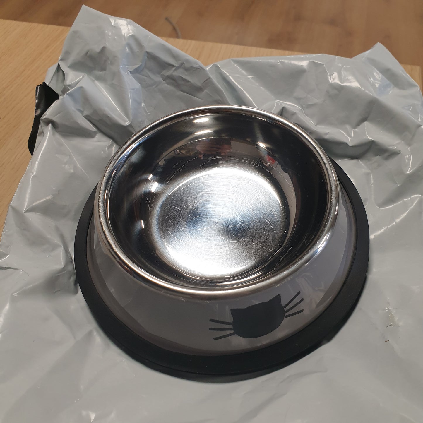 248607 - SERENTIVE Set me 2 pjesë me tasa ushqimi për mace prej çeliku inox, kapacitet 200 ml, e zezë, gri
