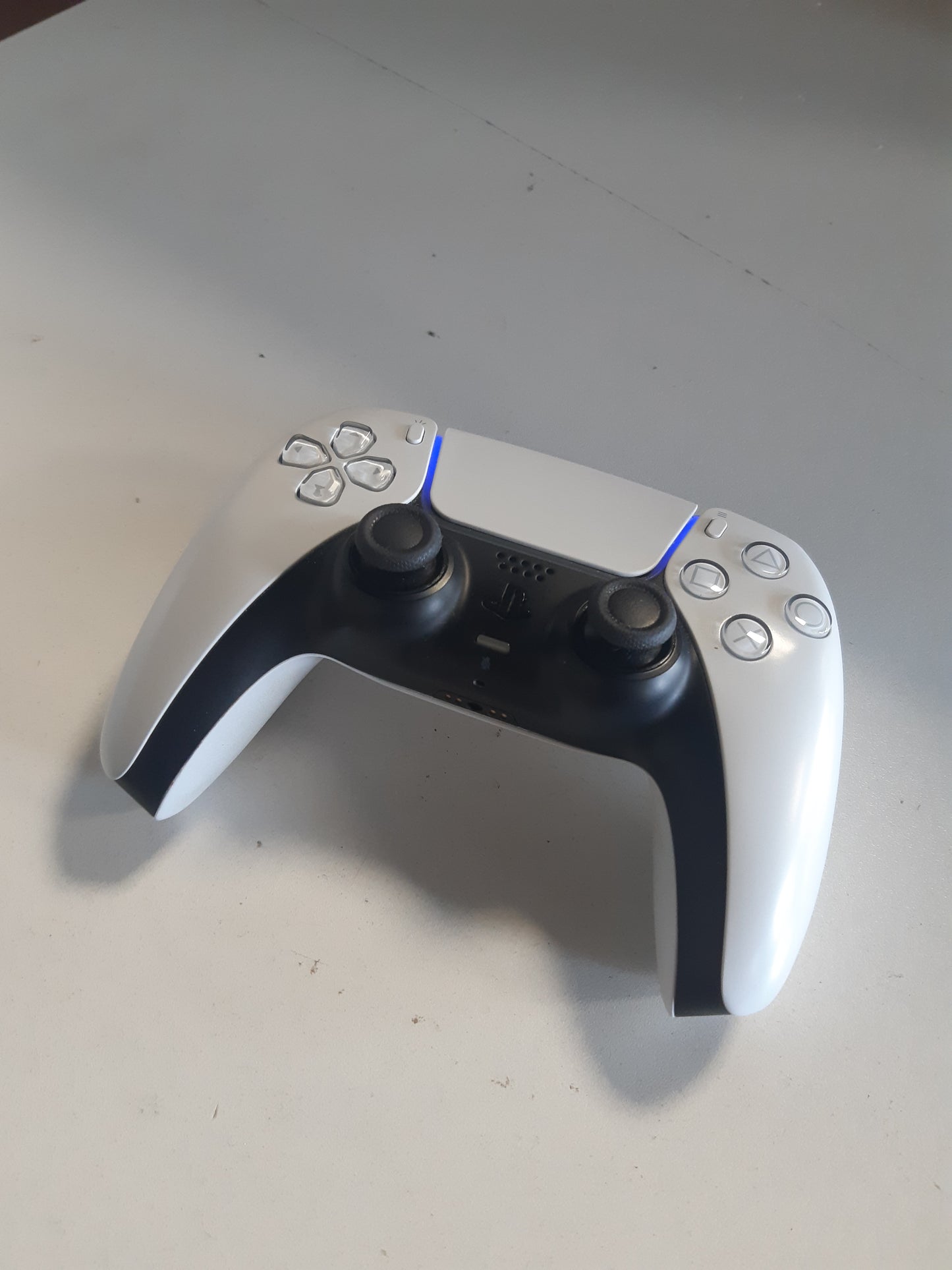 267937 - SONY PlayStation Kontrollues Zyrtar DualSense 5, Pa Tel, Reagim Haptik, Shkelës Adaptues, Mikrofon i Integruar, Bateri e Rikarikueshme, I Përputhshëm me PS5/PC, Ngjyra: Dy Ngjyrash