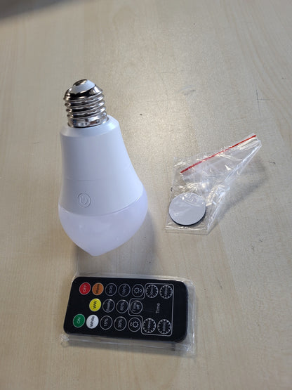 215369 - Llampa LED E27, Llampë e Rikarikueshme me Telekomandë, Llampë LED me 3 Ngjyra dhe Bateri me Errësim