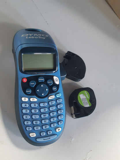 267998 - DYMO Printer Etiketash Dore LetraTag LT-100H, Printer Portativ Etiketash me Tastierë ABC, Përfshin Etiketa Letre, Etiketa Plastike të Bardha dhe Transparente