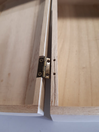 233103 - Rayher Kuti druri me kapak, kapëse metalike dhe dorezë, për punime artizanale, 29.5x20.5x14 cm, 6166600