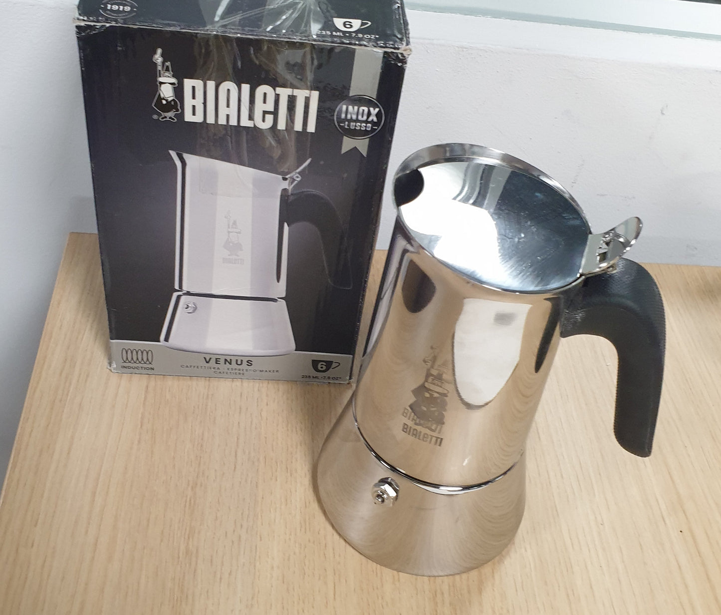 91073 - BIALETTI Makinë Kafeje Venus, me Dorezën Kundër Djegies, E Përshtatshme për Induksion, Kapacitet 6 Filxhanë / 235ml, Materiali Inox (Çelik)