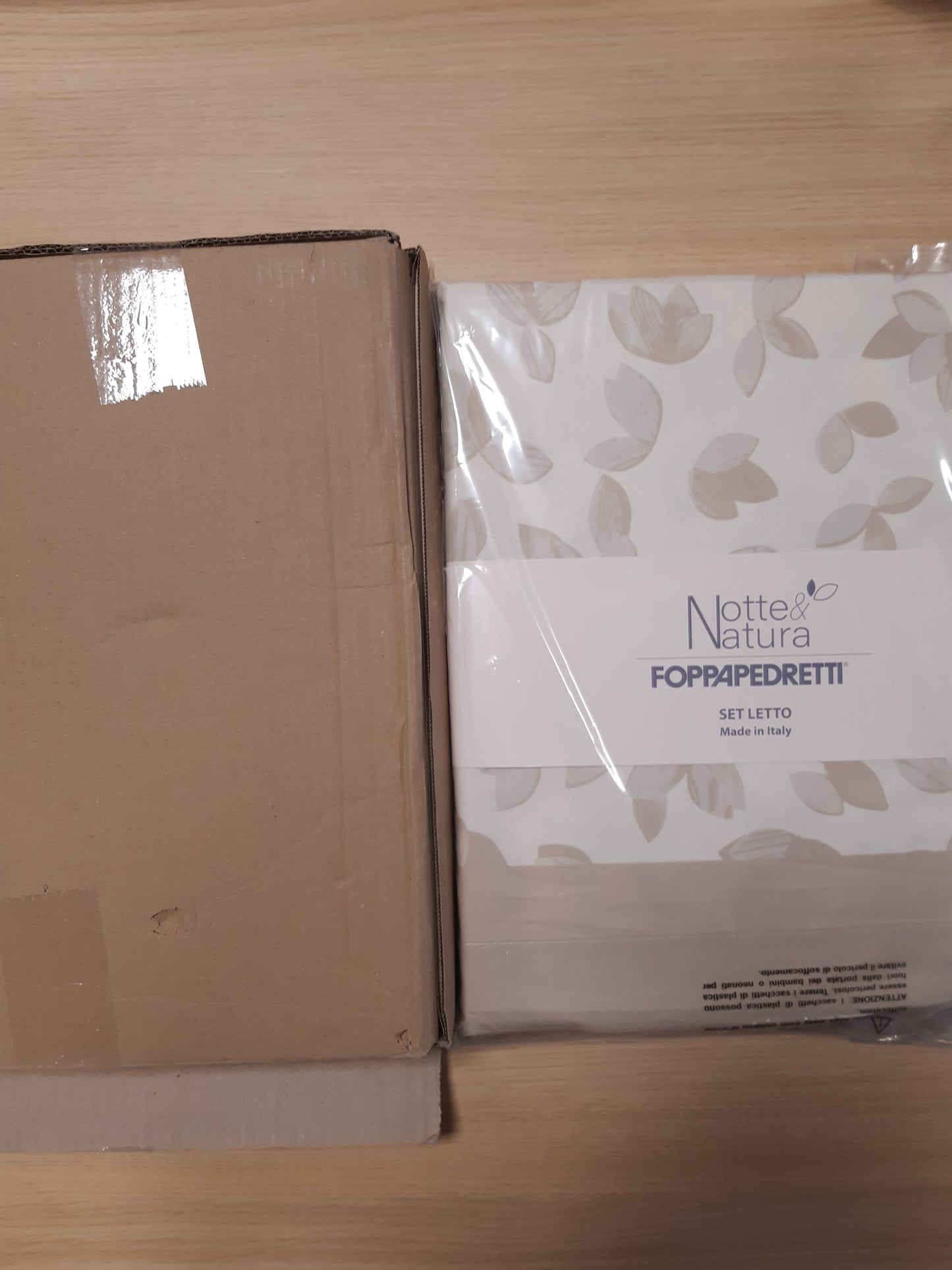 135153 - FOPPAPEDRETTI Set Krevatesh Notte & Natura (1 copë): Çarçaf, Çarçaf i Futur dhe Mbulesë Jastëku; materiali 100% Pambuk me Gjethe Rëre, Prodhuar në Itali