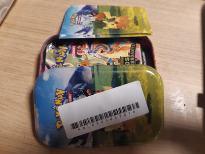 141569 - Pokémon TCG: Mega Evolution—Ascended Heroes Mini Tin: Pikachu & Tepig (1 fletë ngjitësesh, 1 kartë arti Pokémon dhe 2 paketa përforcuese).