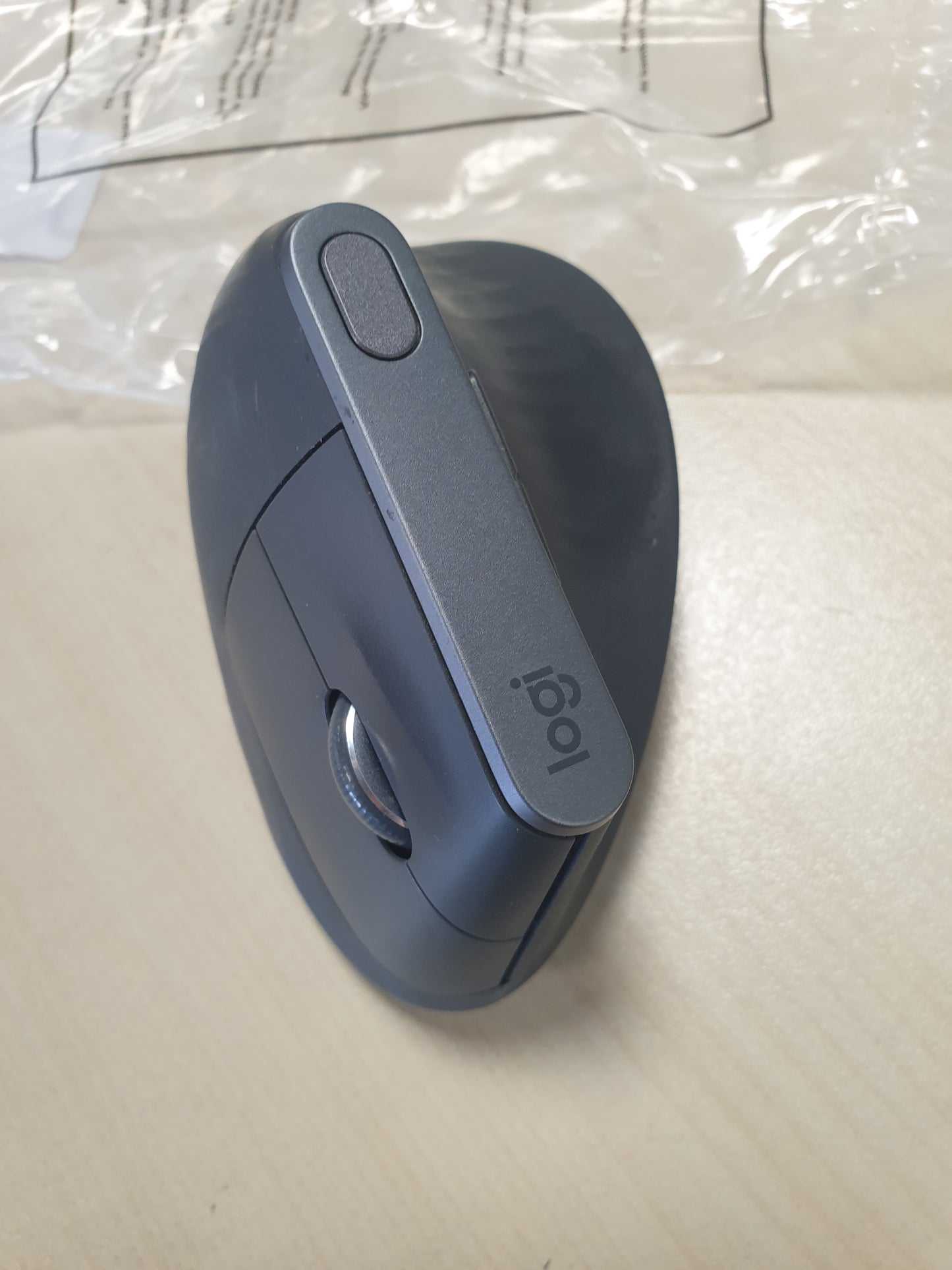267712 - LOGITECH Maus pa tel MX Vertikal Ergonomik, Bluetooth ose 2.4 GHz, 4000 DPI, 4 butona, karikim i shpejtë, për laptop/PC/Mac/iPad OS - Grafit