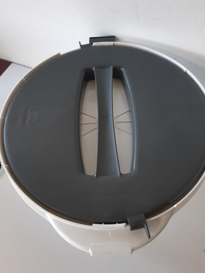 200140 - DR. OETKER Kutia e Transportit të Tortës me Funksion Ftohje, Formë Rrumbullakët, Përshtatet për Madhësitë Standarde të Tortës deri në Ø 28 cm, Kapaciteti për Pako Standarde Ftohëse, Mban të Ftohtë deri në 3 Orë