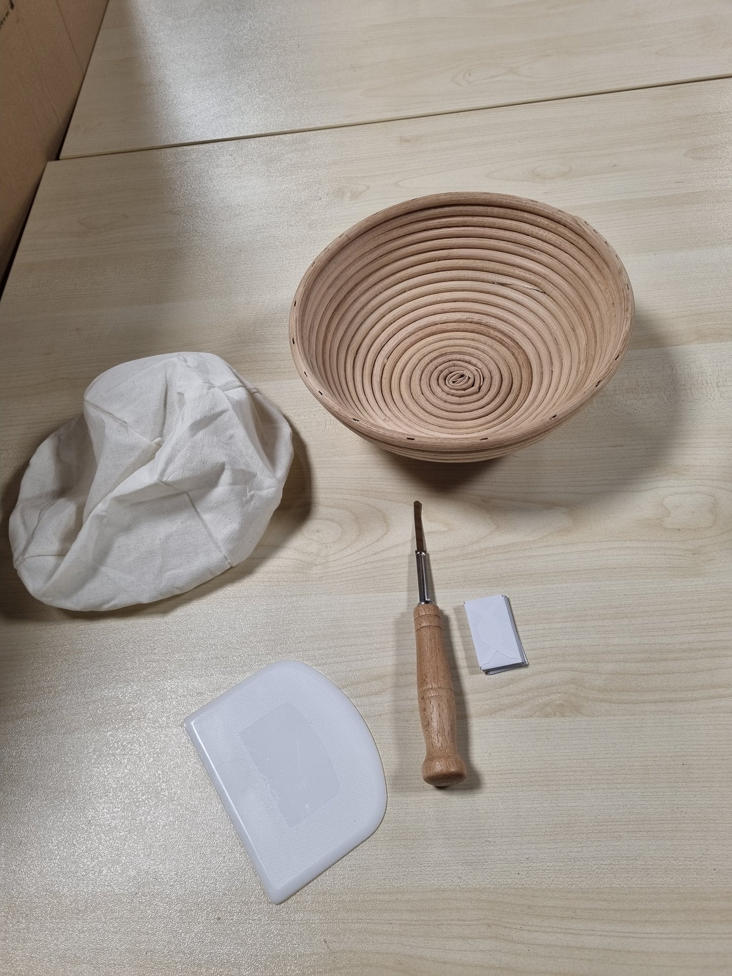 242257 - Kit fillestar për bukë me maja të tharta, Shportë për bukë të rrumbullakët 23 cm, Banneton i rrumbullakët me shtresë mbrojtëse dhe mjete për përgatitjen e bukës, aksesorë për përgatitjen e bukës prej ratani natyral
