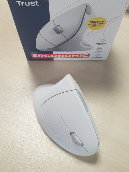 266421 - Trust Maus vertikal pa tel Verto, ergonomik, 800-1600 DPI, 6 butona, PC, laptop, Mac, bateri të përfshira - e bardhë