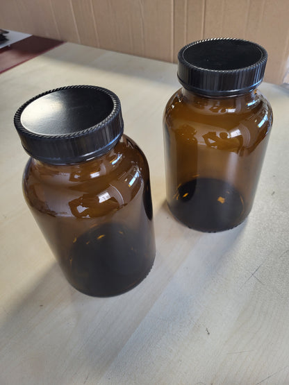 221729 - Set gotash për farmaci mikken kafe 2x 1000ml me kapak vidë dhe etiketa të prodhuara në Gjermani