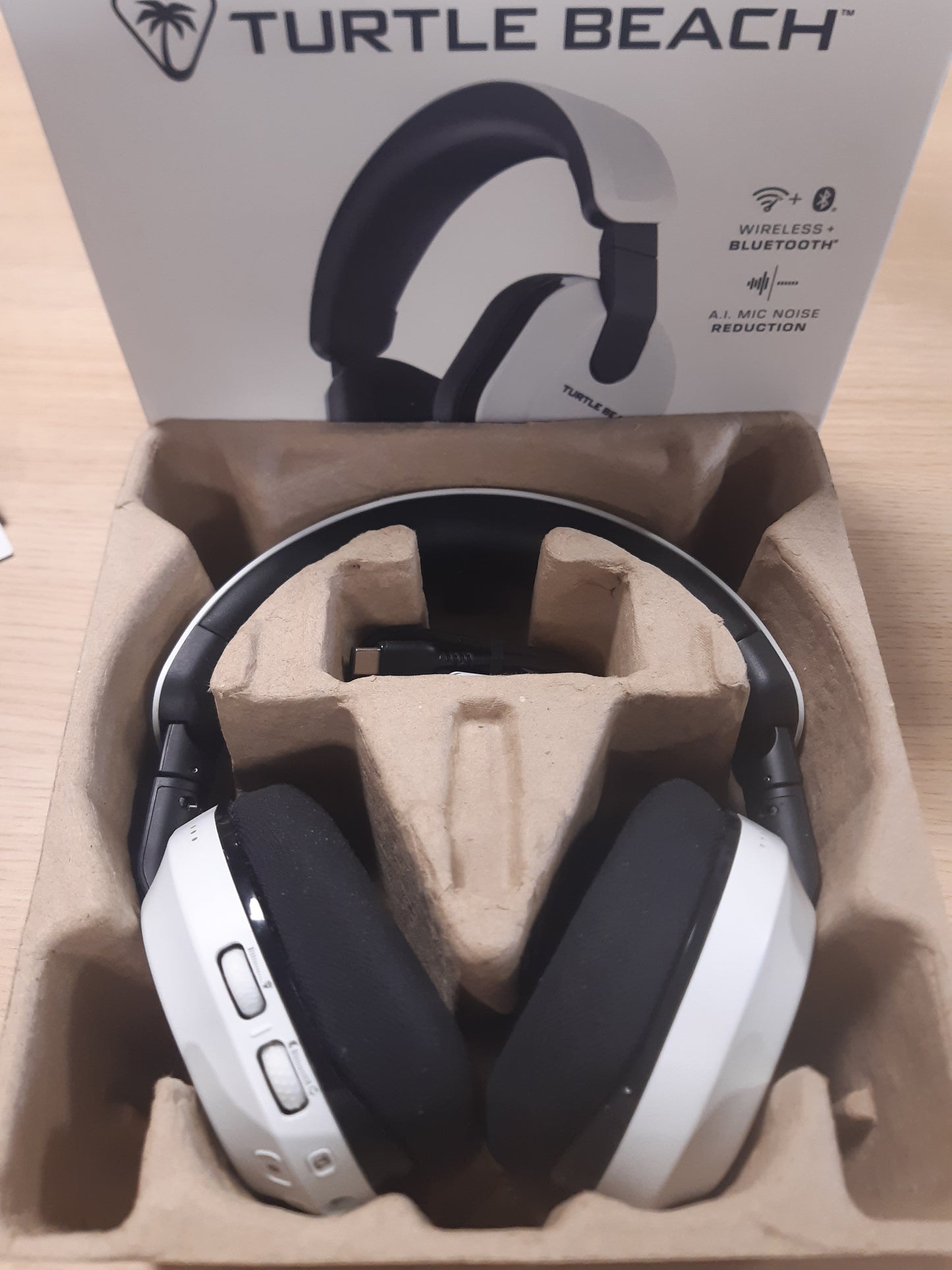 127445 - TURTLE BEACH Kufje pa Tel Stealth 600 për Lojëra Xbox, Ngjyrë e Bardhë, Bateri me Jetëgjatësi 80 orë, Altoparlantë 50mm, Bluetooth, Përshtatshme për Xbox Series X|S, Xbox One, PC dhe Celular