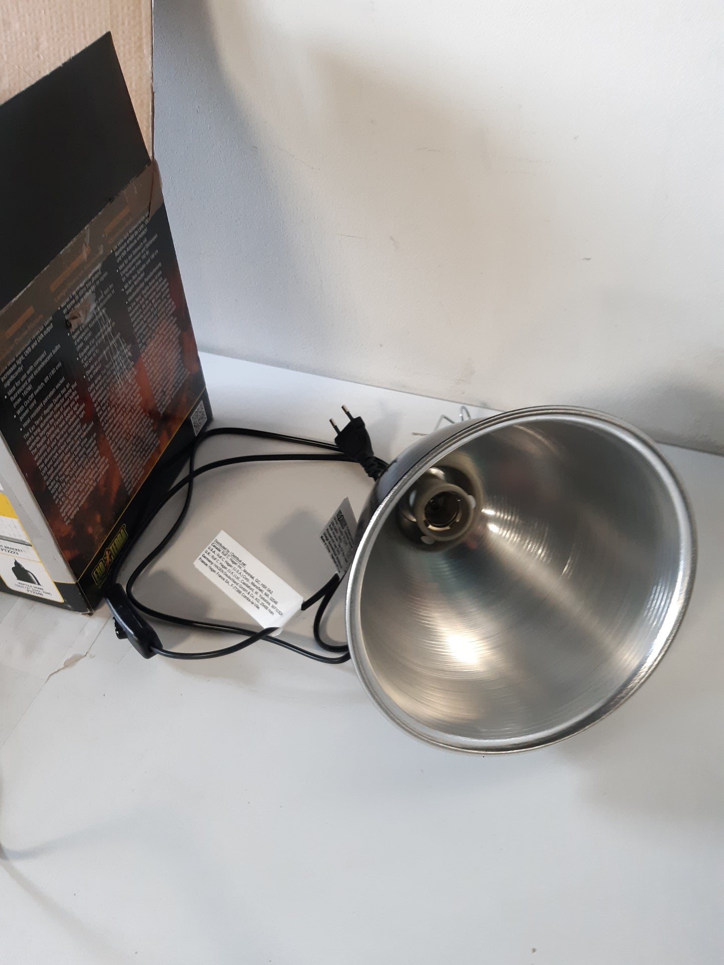 246144 - Exo Terra Reptile Dome, llambë reflektuese alumini, prizë prej porcelani rezistente ndaj nxehtësisë, e përshtatshme për llamba deri në 160W, prizë E27, e zezë