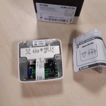 251001 - VEMER VE730800 KLIMA LCD - Termostat Elektronik i Murit, Furnizim me Energji 230V, i Bardhë
