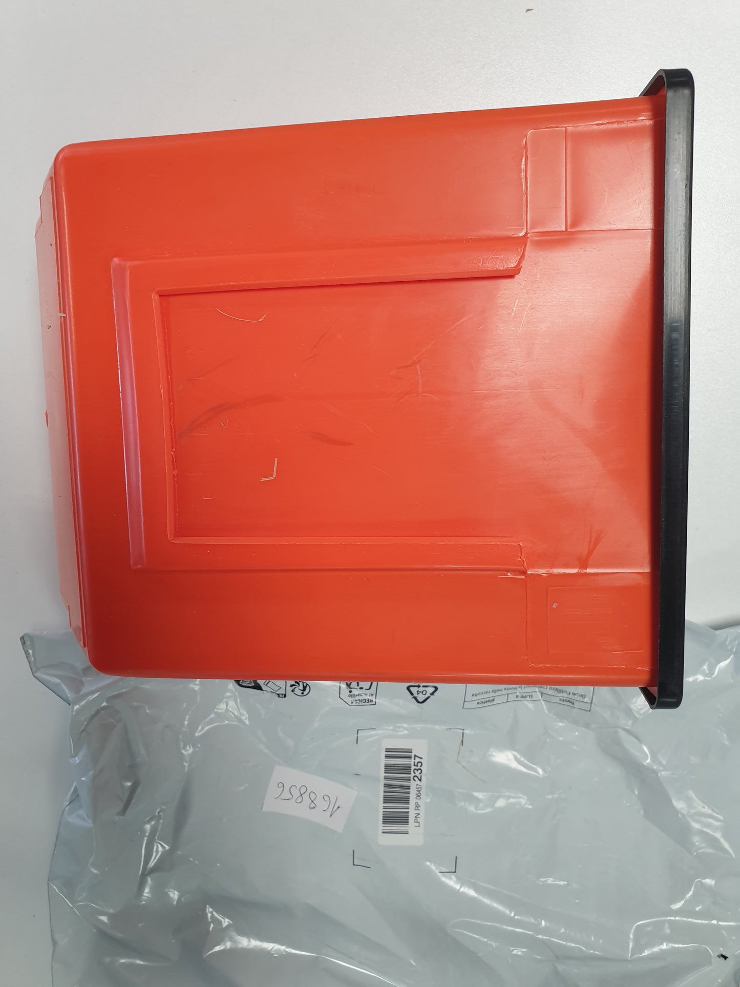 168856 - KERBL Pet - Ushqyes Automatik për Lepuj, i Kuq, Kapacitet 3500ml, 2 Stacione Ushqyerjeje, me Mbulesë, Montim i Lehtë
