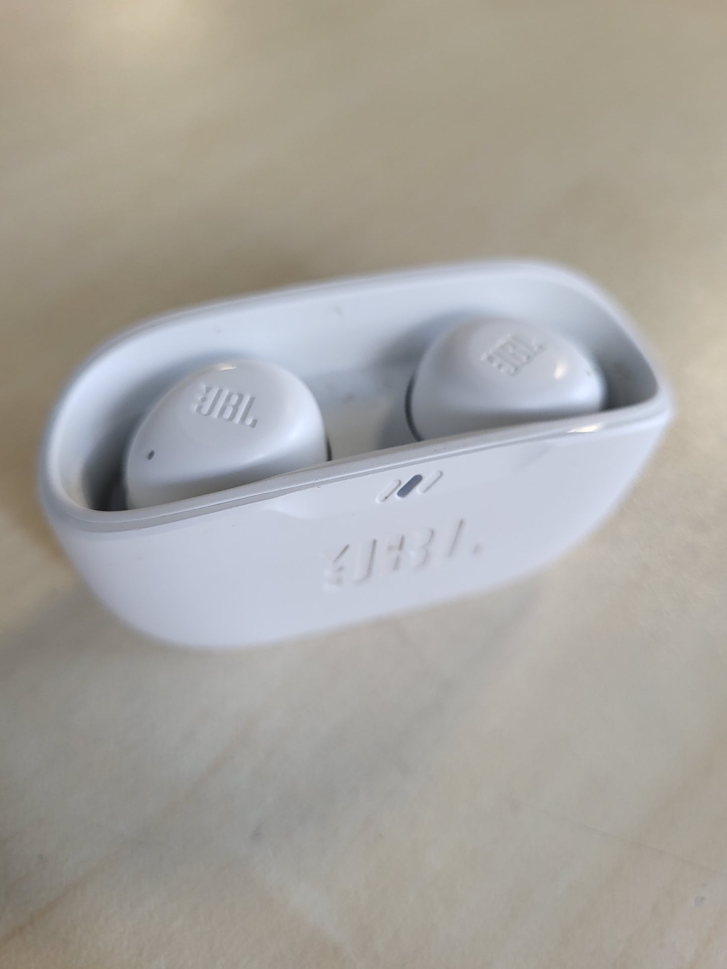 267940 - JBL Kufje pa tel Wave Buds, Rezistente ndaj ujit IP54/IPX2, Bas të fuqishëm, Jetëgjatësi baterie 32 orë, Ngjyra: të bardha