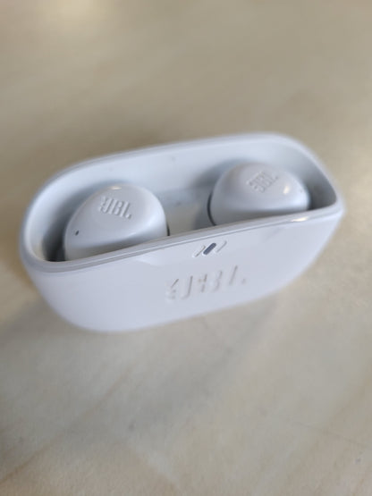 267940 - JBL Kufje pa tel Wave Buds, Rezistente ndaj ujit IP54/IPX2, Bas të fuqishëm, Jetëgjatësi baterie 32 orë, Ngjyra: të bardha
