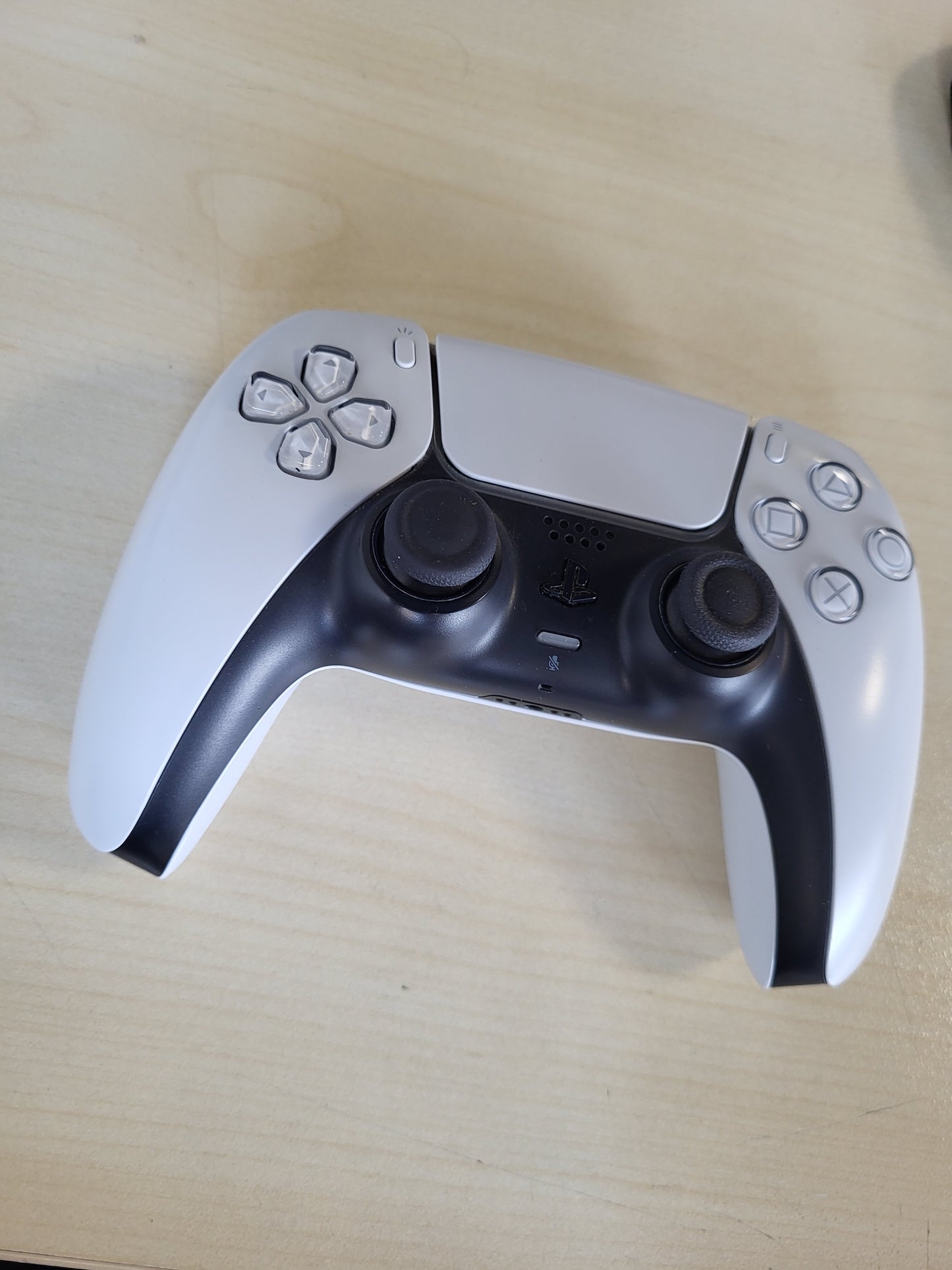267936 - SONY PlayStation Kontrollues Zyrtar DualSense 5, Pa Tel, Reagim Haptik, Shkelës Adaptues, Mikrofon i Integruar, Bateri e Rikarikueshme, I Përputhshëm me PS5/PC, Ngjyra: Dy Ngjyrash