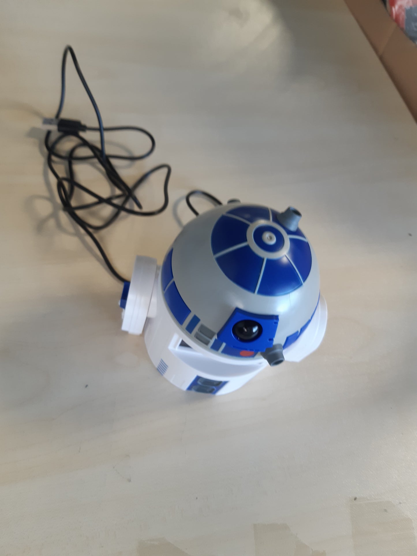 222002 - Paladone - Orë alarmi R2D2, 13 cm (5 inç) e lartë, Kabllo USB i përfshirë