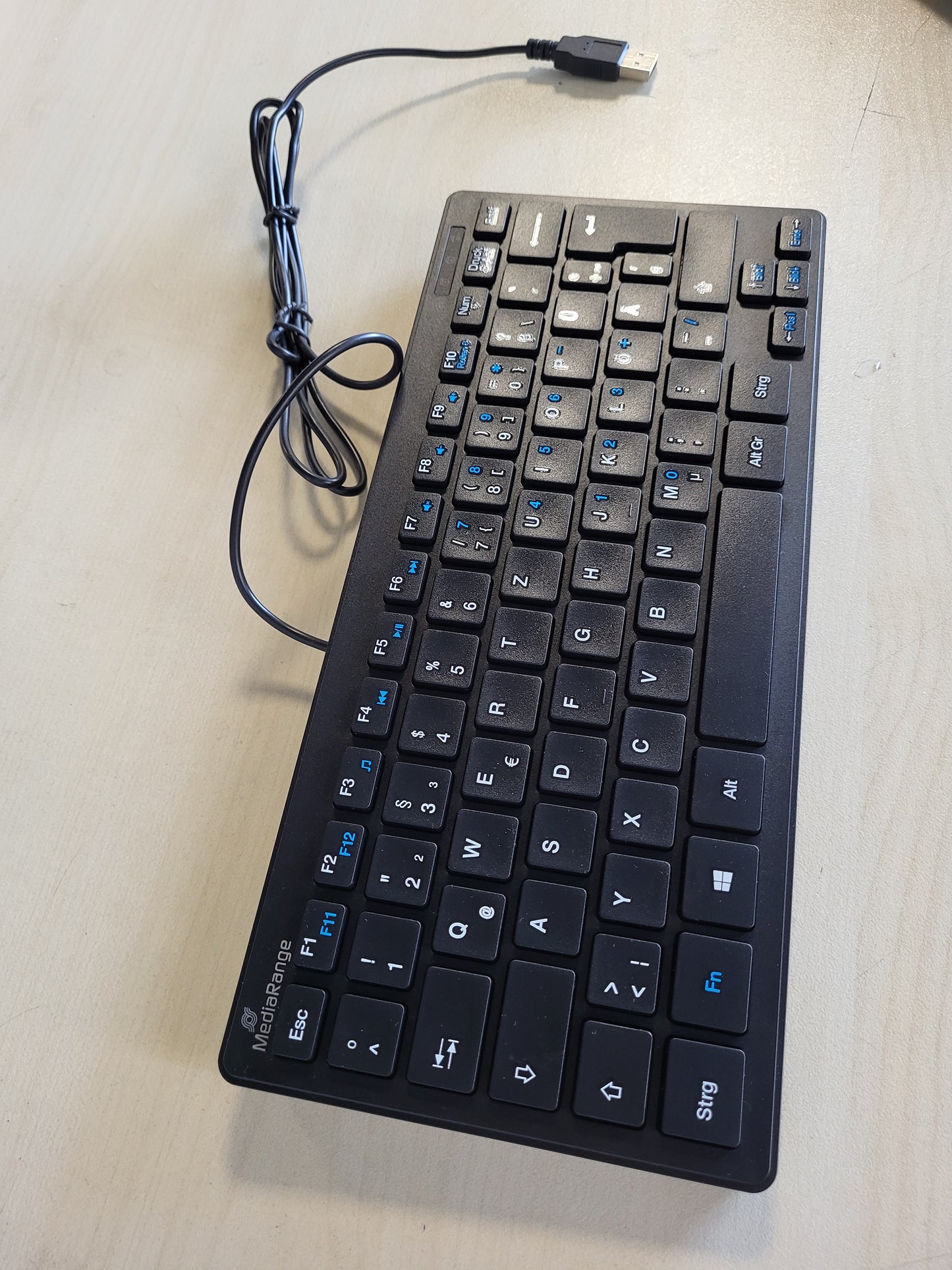 267133 - MEDIARANGE Tastierë kompakte me tel, 78 taste ultra të sheshta, paraqitje gjermane QWERTZ, plug & play USB 2.0, rezistente ndaj spërkatjeve, e zezë