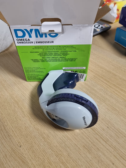 268719 - DYMO Sistemi i Etiketimit Omega me 3 Shirita | Seti Fillestar për Krijuesin e Etiketave Omega | Dizajn Kompakt me Rrotë me Klik të Rrotulluar | Për Shtëpi, Punime Vetë dhe Artizanate