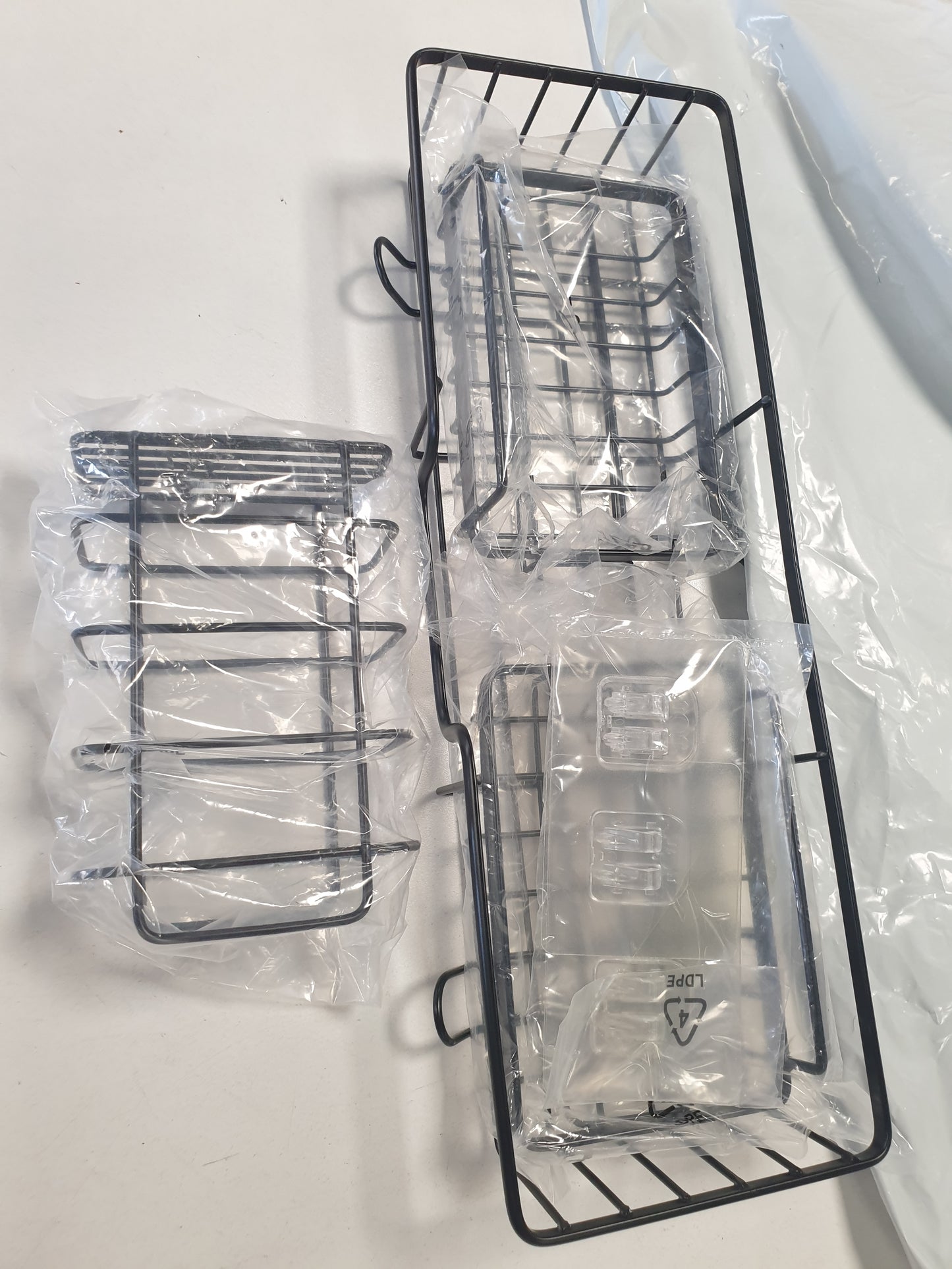 256382 - AMAZON BASICS Raft dushi prej çeliku inox, vetëngjitës, pako me 5 copë, e zezë