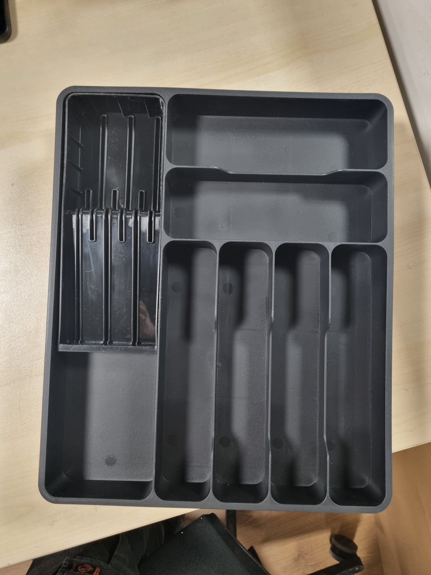 214830 - EUQVUNN Tabaka e zgjerueshme e takëmeve për sirtarë, 6-9 ndarje të rregullueshme, me 2 blloqe thikash të lëvizshme, mbajtëse kompakte plastike për takëm për pirunë dhe thika (e zezë)