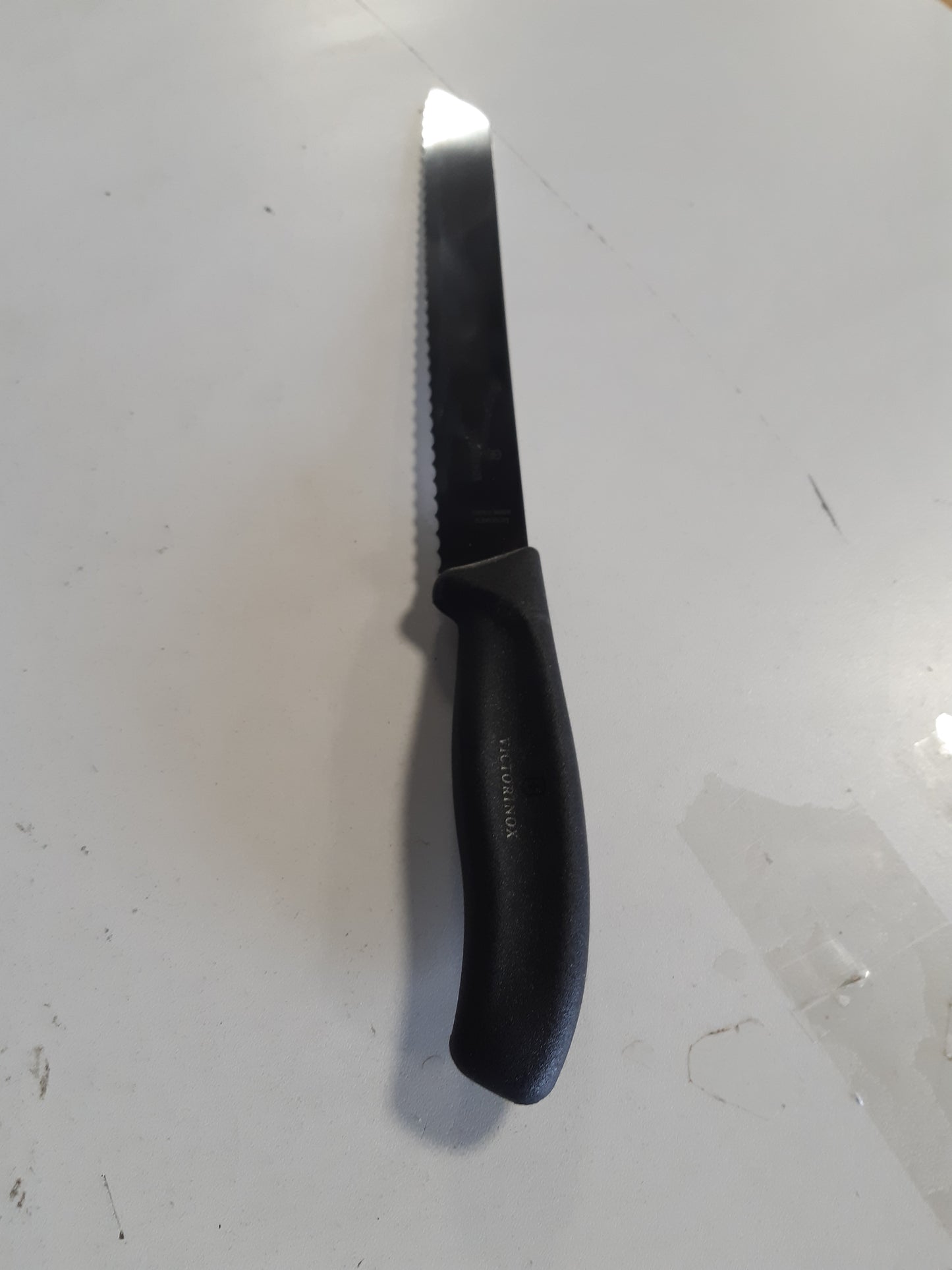 196078 - VICTORINOX Thikë Profesionale Buke Swiss Classic, Teh Ekstra i Mprehtë dhe i Dhëmbëzuar, 21 cm, Dorezë Plastike e Fortë, Çelik Inoks, E Zezë