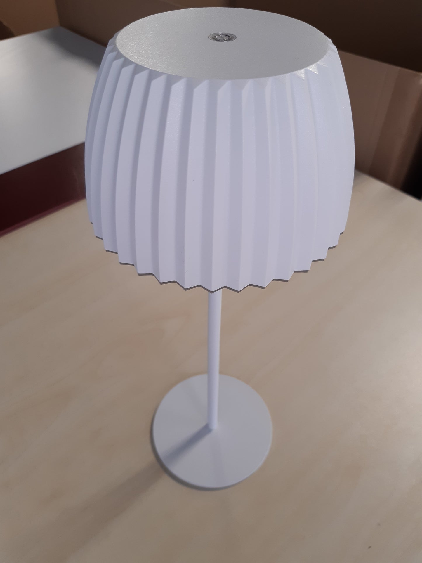 208486 - BRILONER - Llambë LED për Tavolinë Riffle, Pa Tel, Skaj Drite, Bateri e Zëvendësueshme, 14.5 x 36.5 cm, IP44, E Rikarikueshme, E Bardhë, Zbehës me Prekje, Fituese e Çmimit Gjerman të Dizajnit 2025