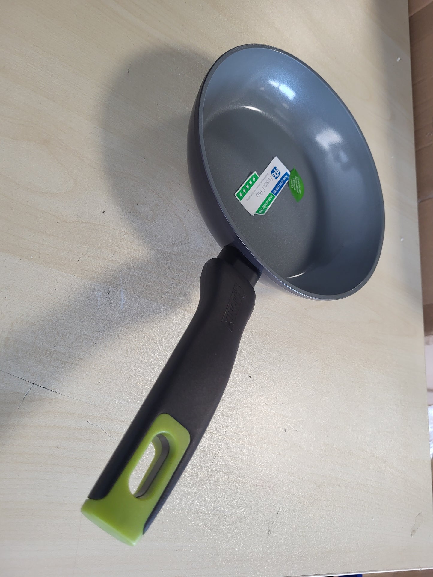 223557 - Tigan Monix Eco Nature 20 cm, alumin i ricikluar, qeramikë e përforcuar jo-ngjitëse, i përshtatshëm për të gjitha llojet e sobave.