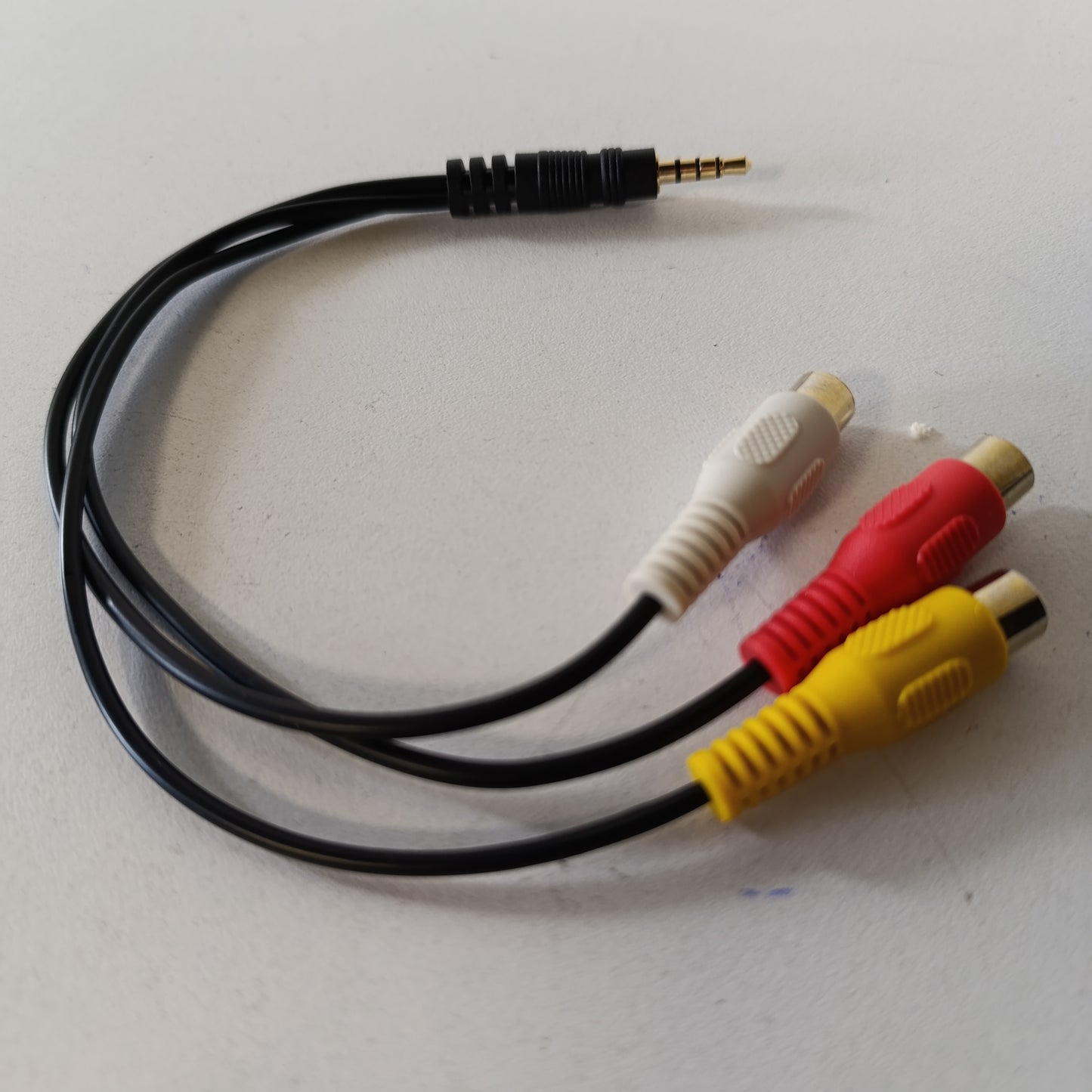 269462 - LINDY 35539 Përshtatës Audio-Video (Video + Audio-Stereo) me prizë 3.5 mm dhe 3x RCA