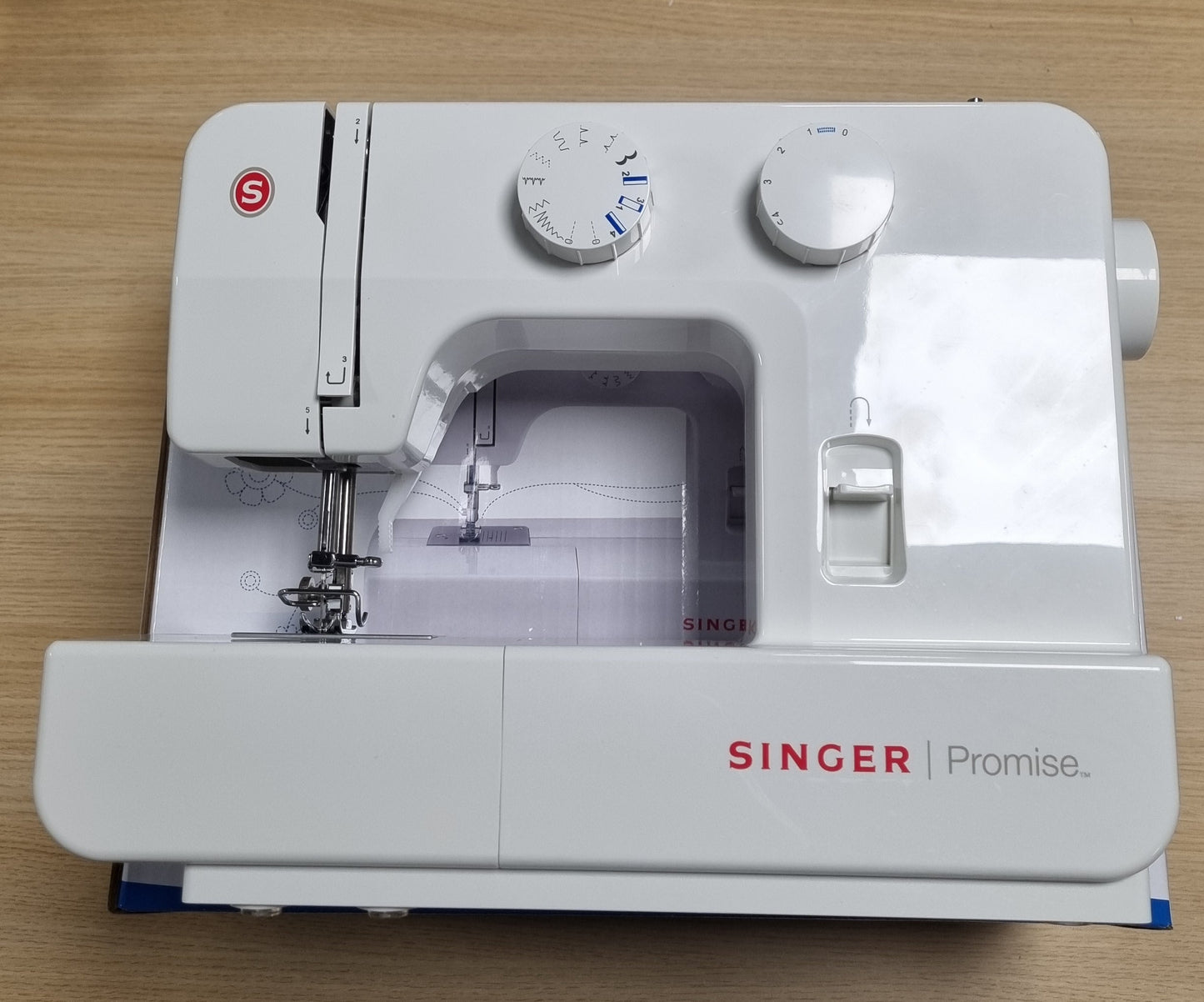 150477 - Makinë Qepëse Elektrike SINGER 1409 - Qepje të Integruara, Funksione Qepjeje 9 dhe 22 me Motor të Fuqishëm 70W dhe 106 Dhëmbë në 6 Rreshta (E Bardhë) - Merrni Klasë Master Interaktive Online Falas