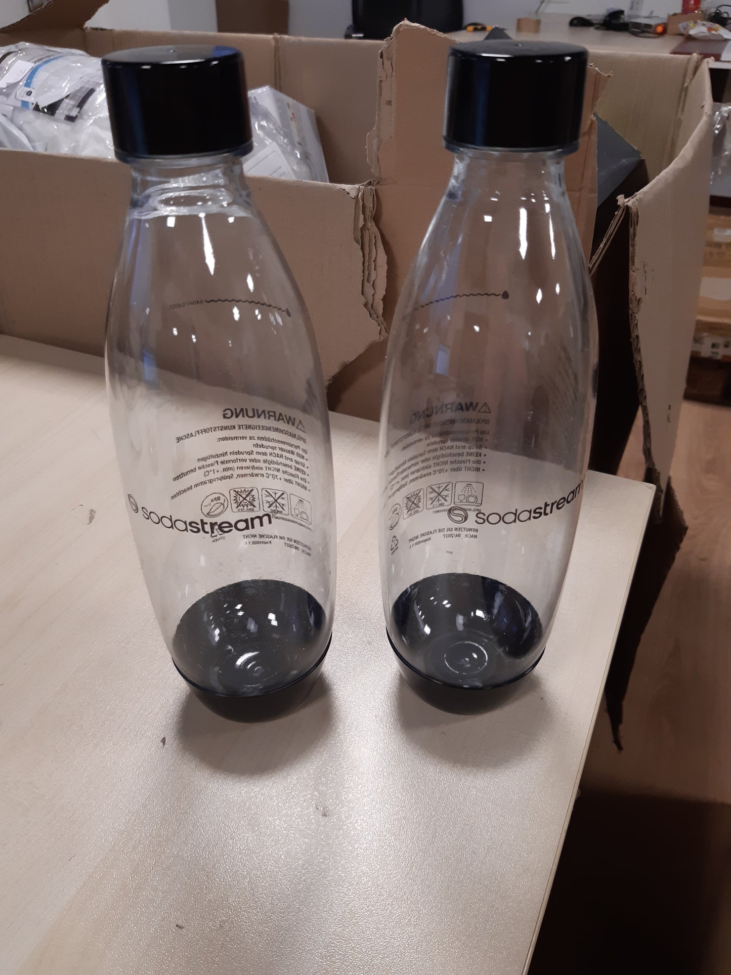 262751 - SODASTREAM Siguresë – 2 x Shishe Uji të Ripërdorshme, të Sigurta për Larje në Lavastovilje, Shishe me Gaz 1 L, E Përputhshme me Gaia, Duo, E-Duo, Spirit, Terra, E-Terra, Art, Enso, Power, Easy, One Touch, E Zezë