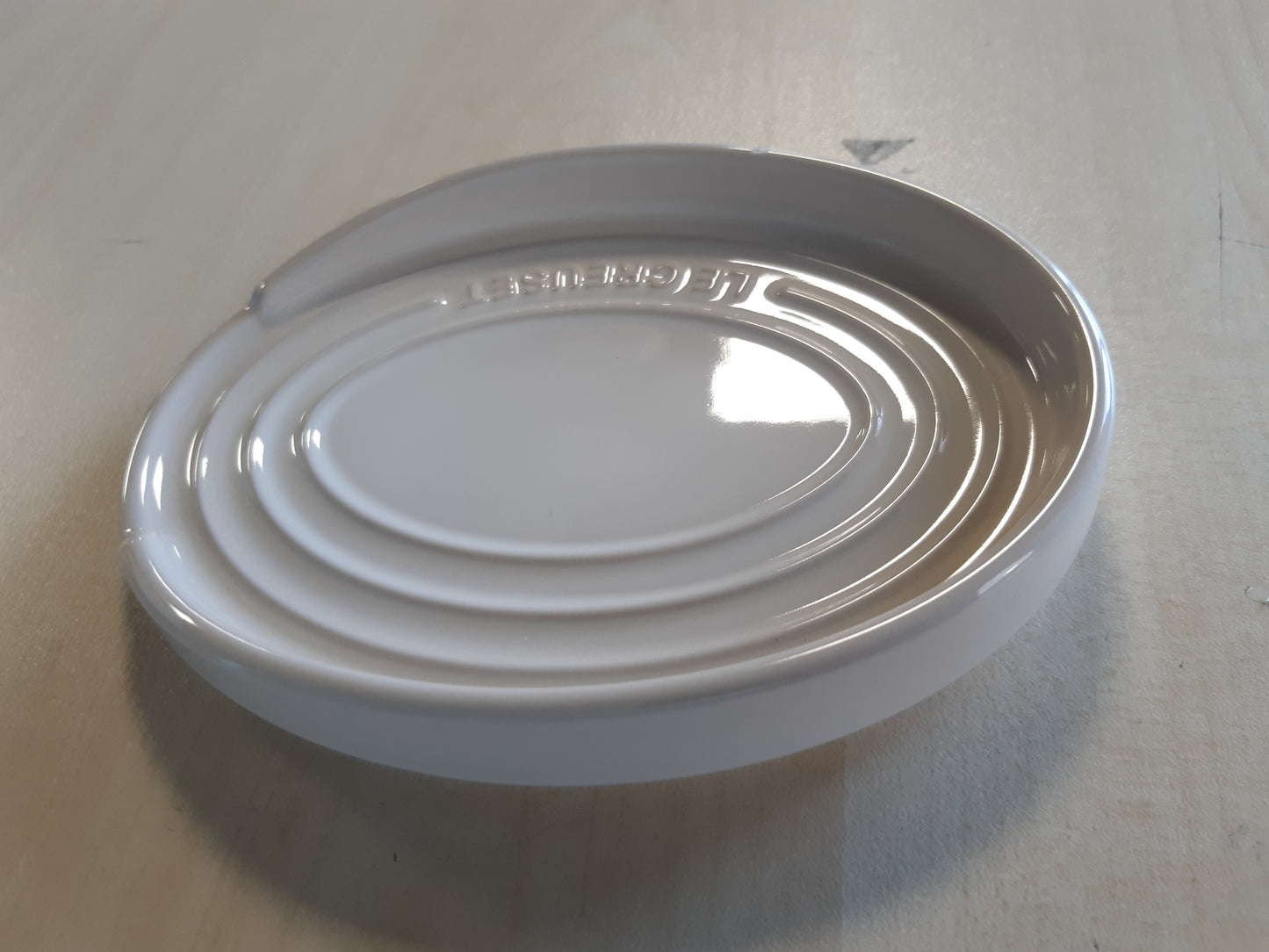 214826 - LE CREUSET Mbështetëse lugësh ovale prej guri, meringë