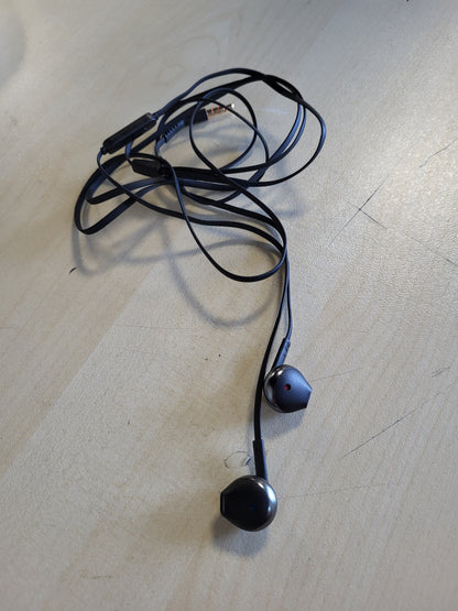 268765 - JBL - Kufje T205 BLK me mikrofon, kabllo të sheshtë, prizë 3.5 mm, të zeza
