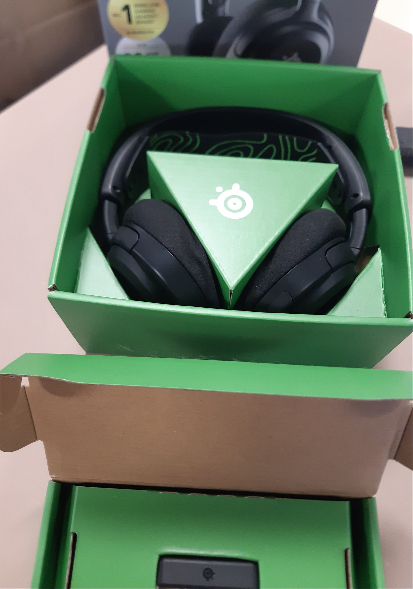 208043 - STEELSERIES Arctis Nova 5X - Kufje pa Tel për Xbox, PS5, PC, dhe Celular - Drajverë Magnetikë Neodim - Më shumë se 100 Parazgjedhje Audio - Mikrofon ClearCast Gen2.X - Bateri e zgjatur 60 Orë - Lidhje 2.4GHz ose Bluetooth