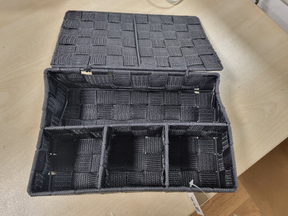 252731 - WENKO Kosh plehrash për banjo me kapak, stil Adria, kuti moderne me 4 ndarje, plastikë e endur, 100% polipropilen, përmasat: 26 x 7.5 x 17 cm, gri e errët