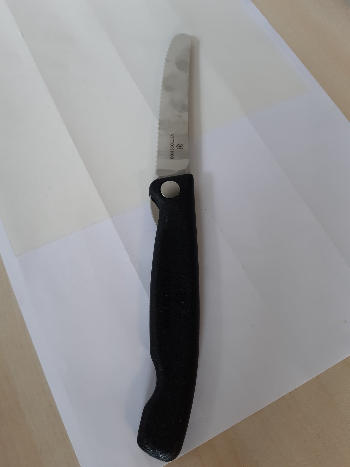 246392 - VICTORINOX Thikë pikniku e palosshme për ecje në natyrë, fruta, perime, bukë të thekur, salçiçe, teh i dhëmbëzuar, e zezë