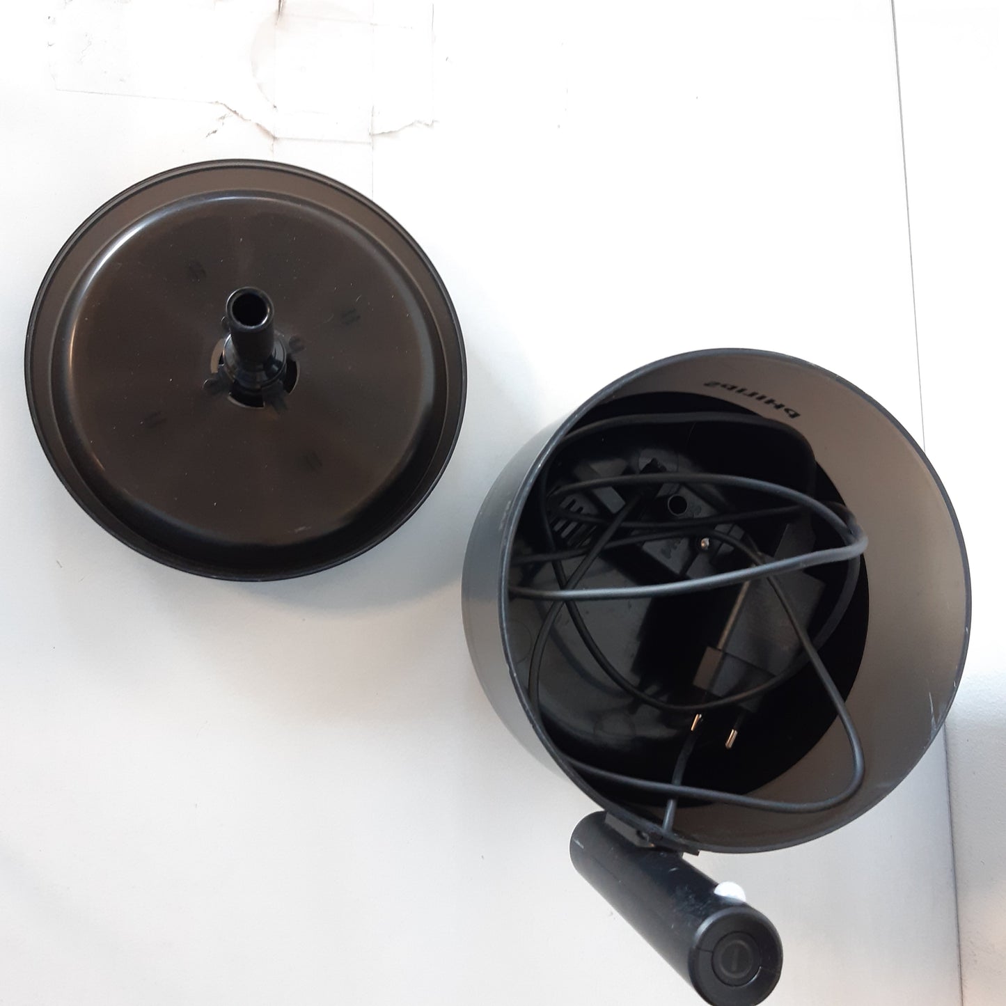 260475 - PHILIPS Shatërvan për Pije - Kapacitet 2.2L, Filtrim me shumë shtresa, Sensor lëvizjeje, Pompë e heshtur, Enë që nuk derdhet, Rezistent ndaj gërvishtjeve, Pastrim i lehtë, Bazë e qëndrueshme (PAW3210/02)