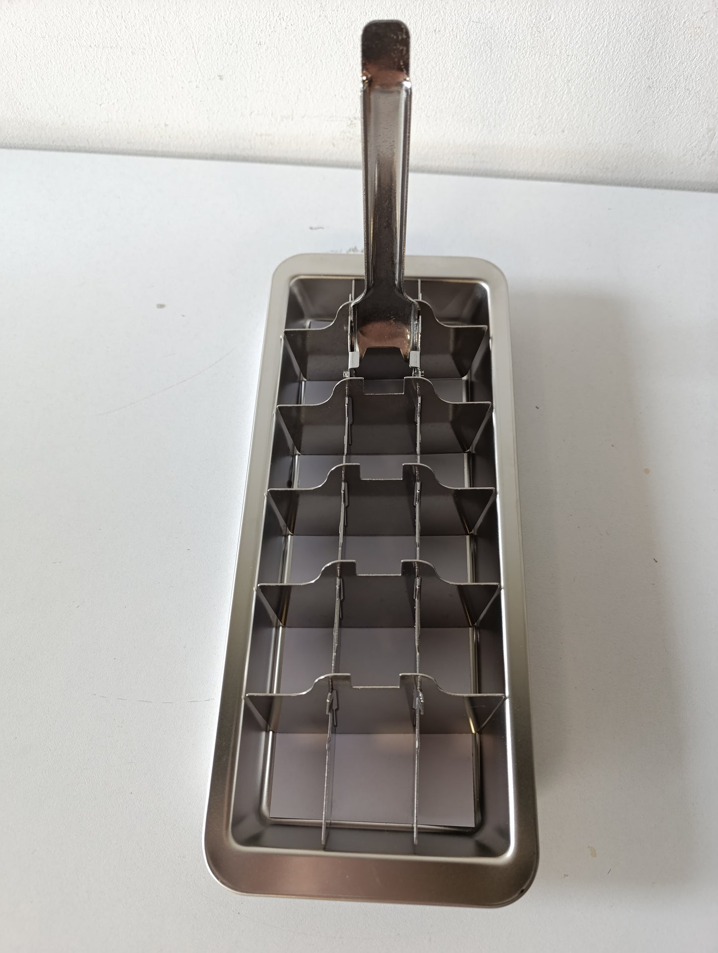 197754 - TABAKA AKULLI prej çeliku inox, me 18 hapësira, enë akulli me dorezë, heqje e lehtë, tabaka e madhe metalike për pije si uiski, xhin, rum