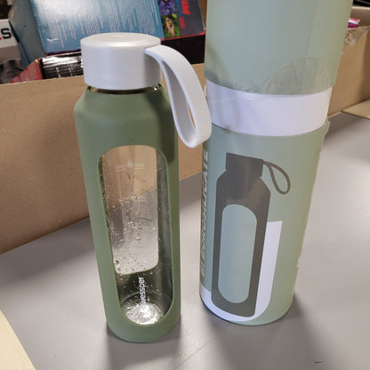 263339 - WESSPER Shishe Uji prej Qelqi 500 ml, me shkallë hidratimi, borosilikat me mbështjellëse silikoni, pa BPA, ngjyrë ulliri