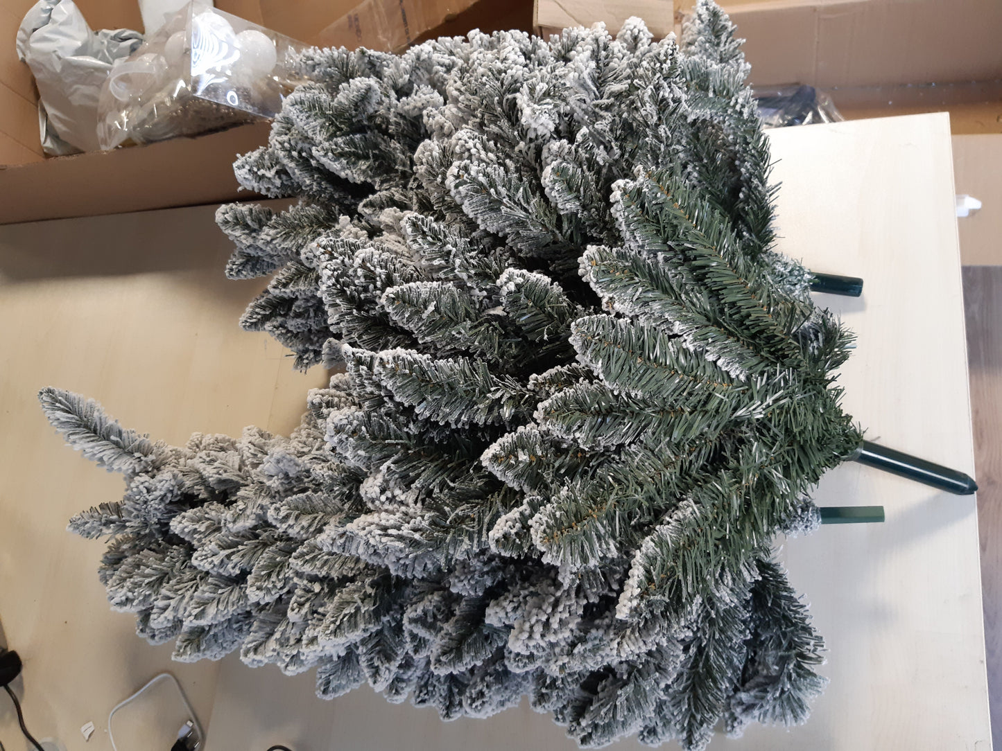 160694 - PEMË KRISHTLINDJESH nga PISHE, 180cm, me Diametër 66 cm, Super e Trashë dhe Realiste, e Hollë, e Mbuluar me Borë