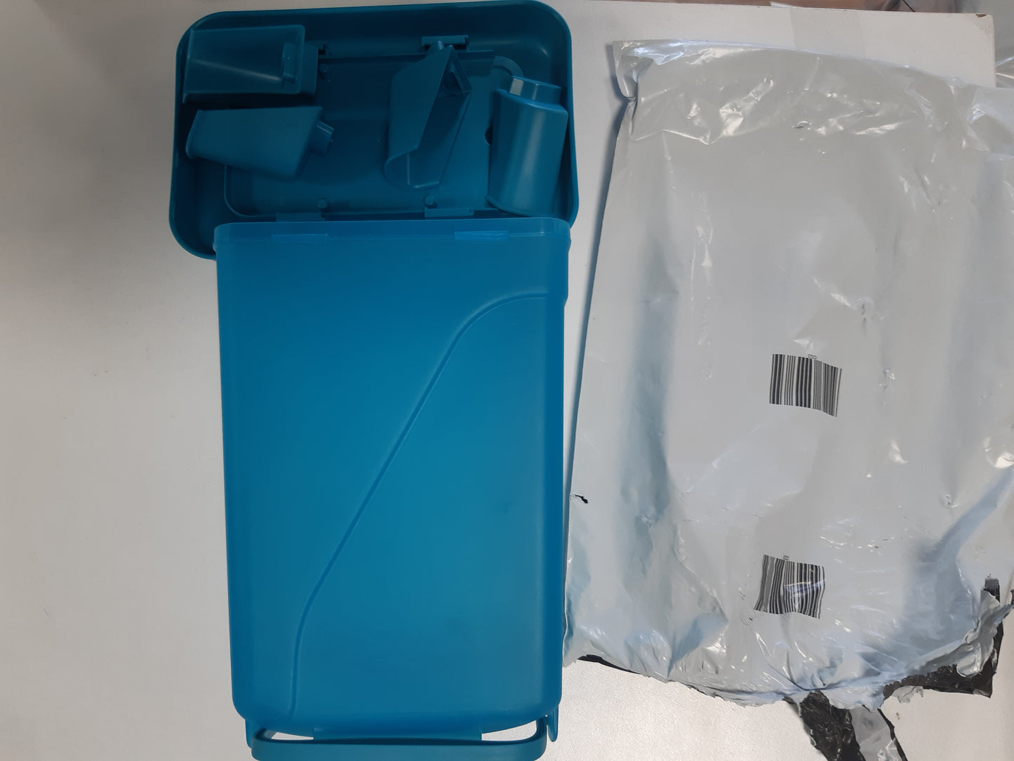 254054 - KERBL HOBBYFARMING Pijesë plastike me këmbë, 3.5 l, blu, 16x24x35 cm, për shpendë, plastike