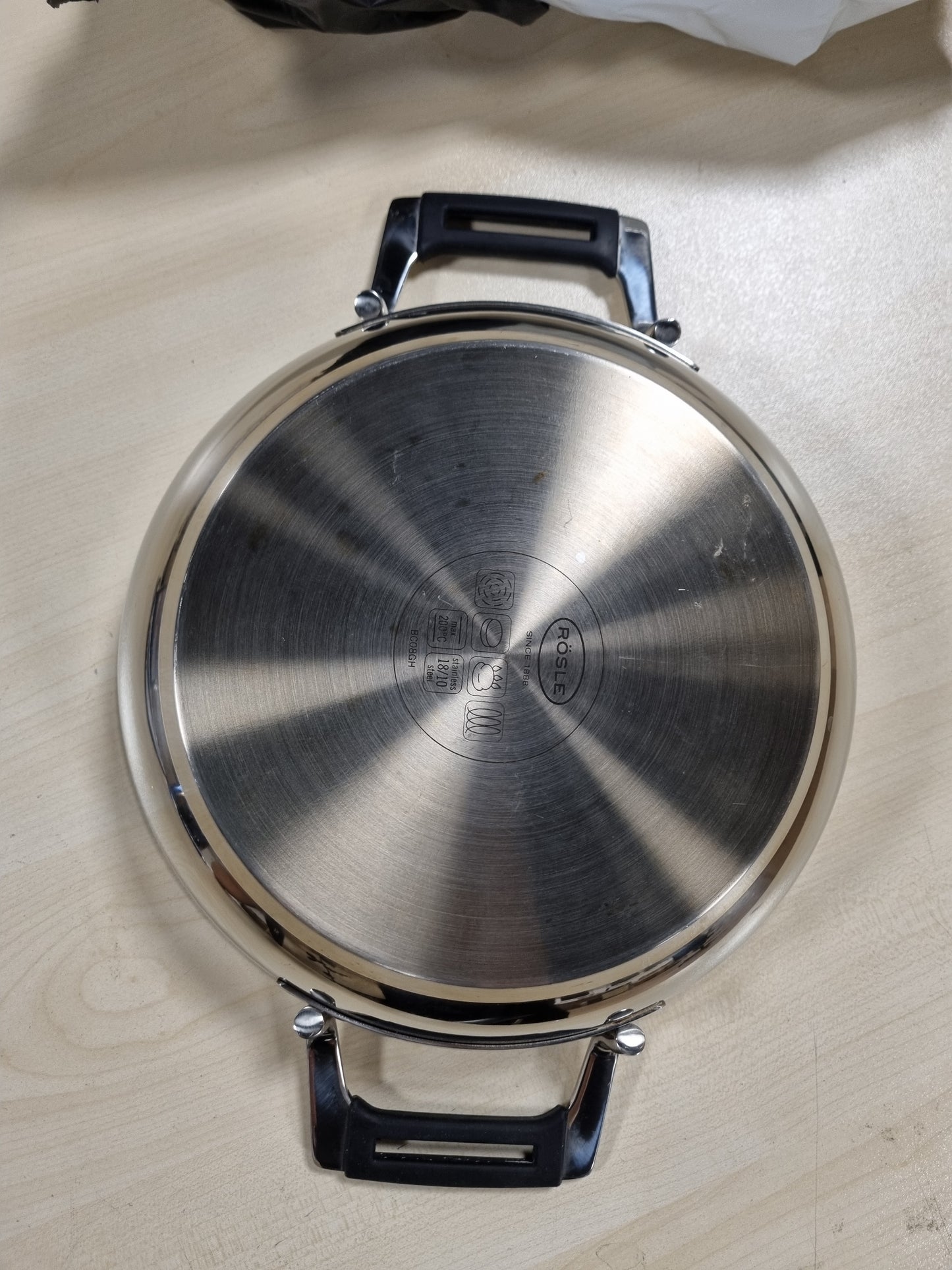 221184 - RÖSLE - Tigan servirjeje SILENCE PRO, 24 cm, çelik inox 18/10, shtresë jo-ngjitëse ProResist, doreza silikoni, i pajtueshëm me induksion, i sigurt për lavastovilje, argjend/i zi