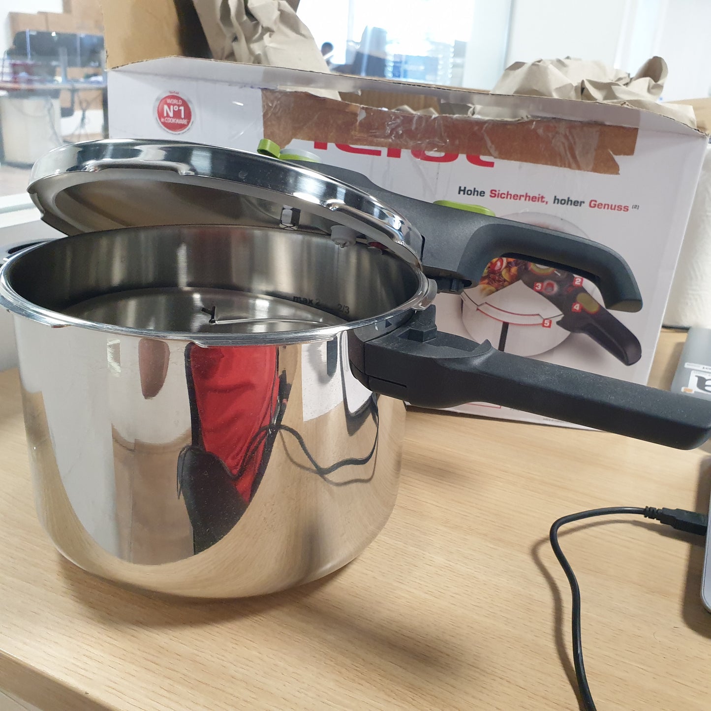 141849 - Tefal Secure 5 Neo – tenxhere me presion me kosh avulli, ngjyrë argjendi/e zezë, 22 cm, kapacitet 6 litra.